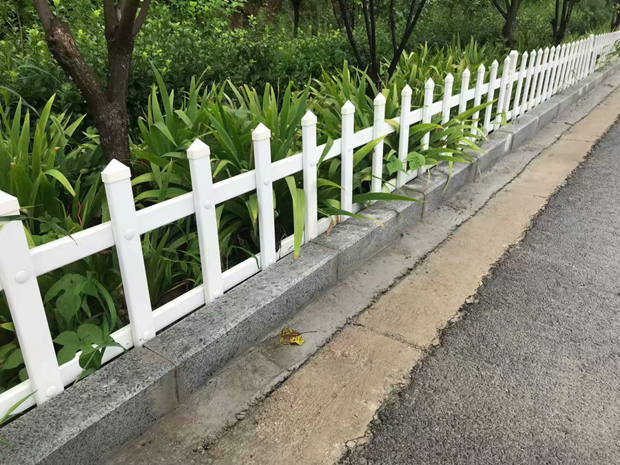 桐乡PVC草坪护栏工程案例